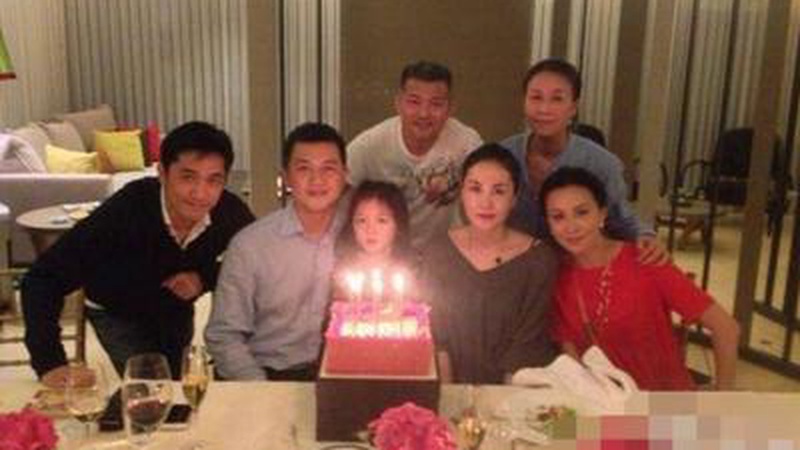 李亚鹏香港酒店被拍与年轻女子牵手