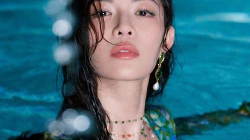 钟楚曦新剧路透惊艳亮相：熟女风造型尽显高级质感引围观